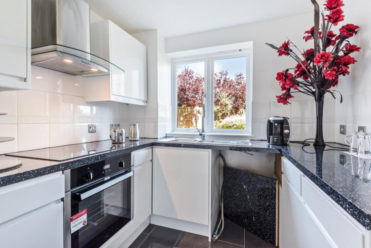 2 Bed Flat, Dedicated Workspace, Parking, 4Ktv London Eksteriør bilde