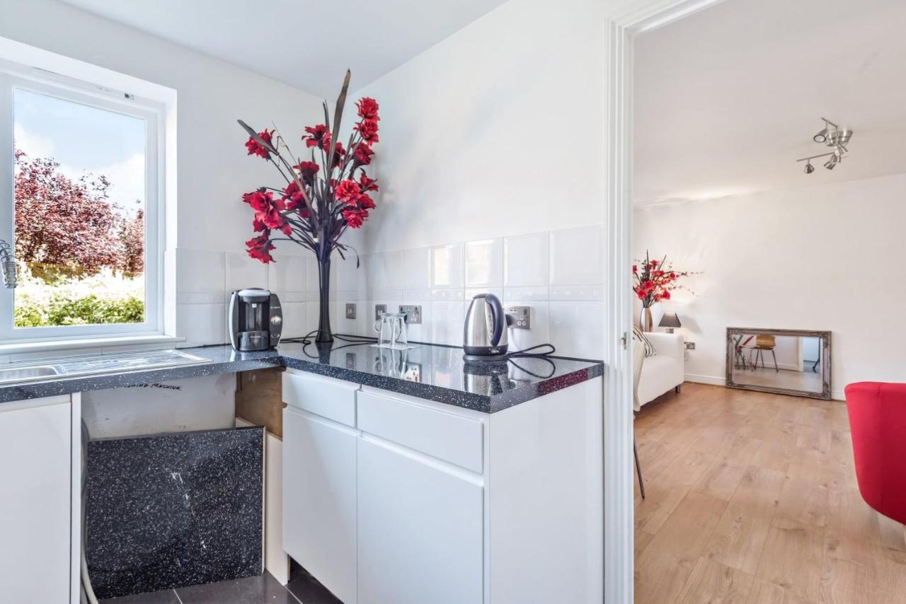 2 Bed Flat, Dedicated Workspace, Parking, 4Ktv London Eksteriør bilde