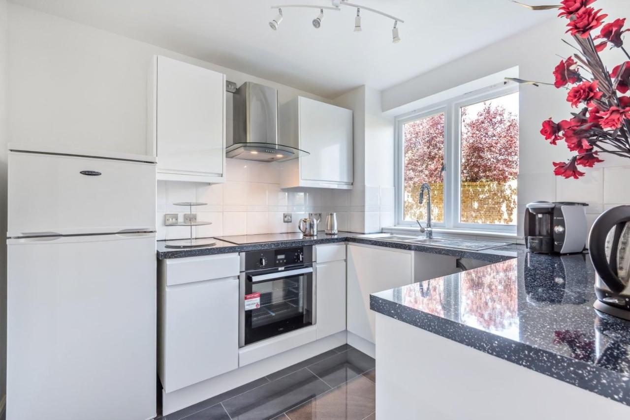 2 Bed Flat, Dedicated Workspace, Parking, 4Ktv London Eksteriør bilde